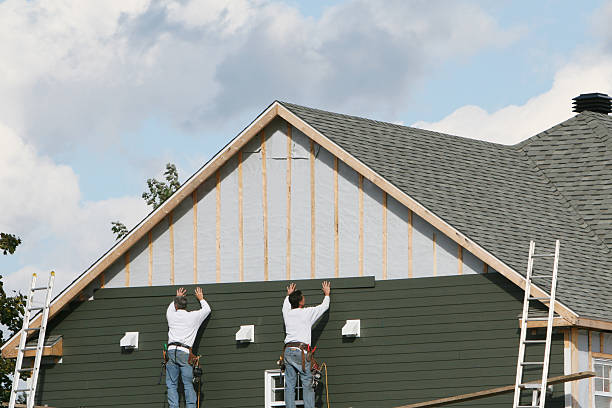 Professional Siding Installation technician working in Lovettsville, VA